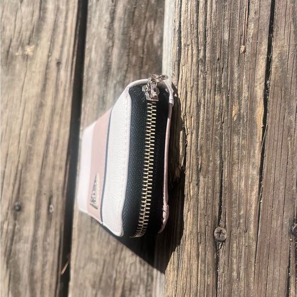 GUESS COLOR BLOCK NOELLE ZIP AROUND WALLET CLUTCH - Picture 4 of 10